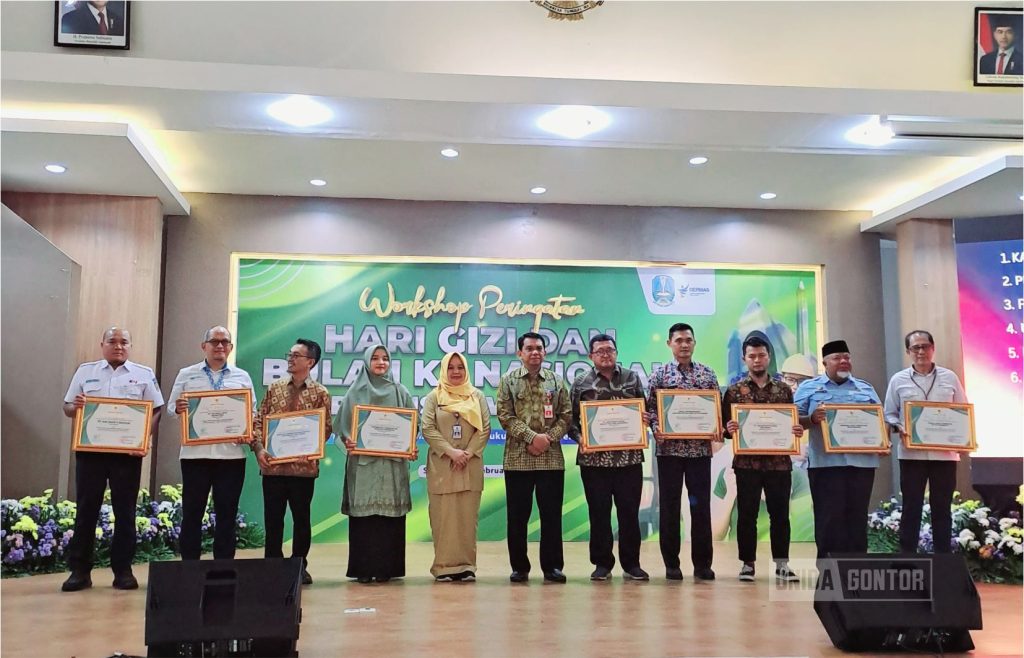 UNIDA Gontor Menerima Penghargaan sebagai Pelaksana K3 Perkantoran dari Gubernur Jawa Timur