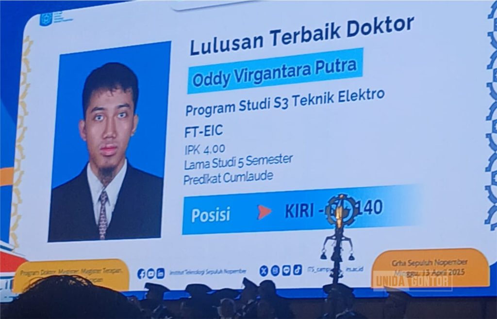 Dr. Oddy Virgantara Putra menerima penghargaan Wisudawan Terbaik S-3 ITS 2025
