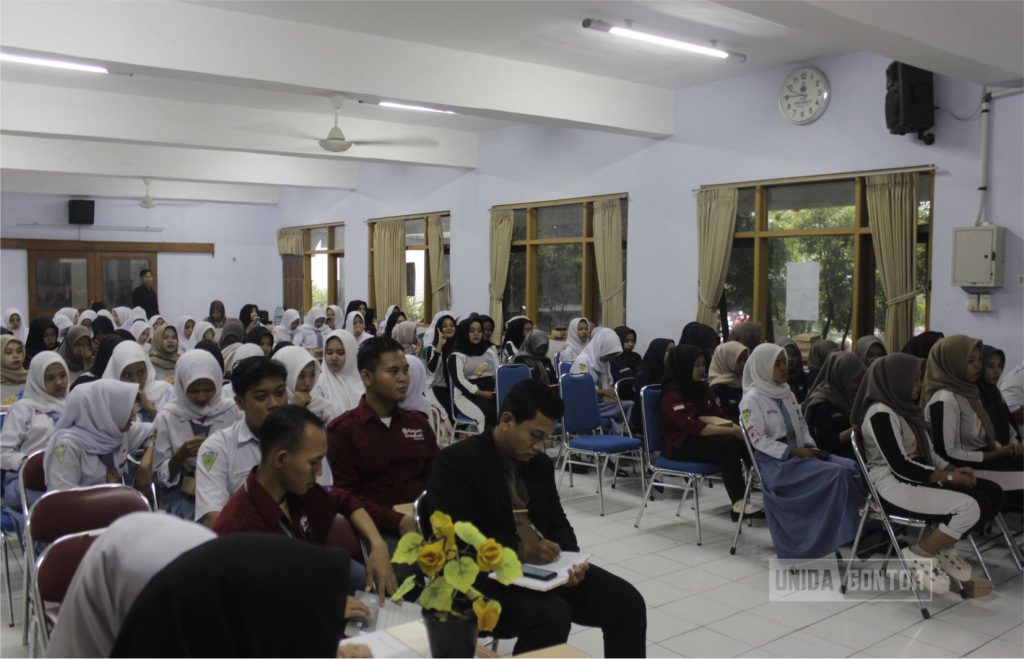 Seminar literasi keuangan syariah untuk pelajar SMA di Ponorogo oleh Fakultas Ekonomi dan Manajemen UNIDA Gontor bersama IDX dan OJK.