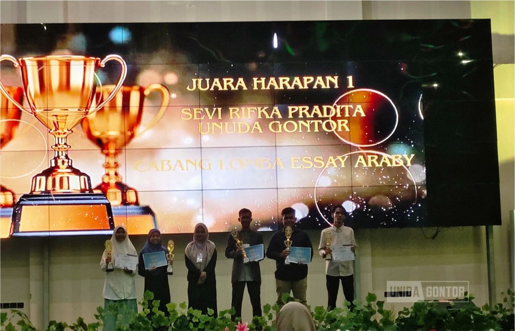 Mahasiswa UNIDA Gontor menerima penghargaan juara esai Bahasa Arab di Festival Bahasa Arab UIN Salatiga 2025.