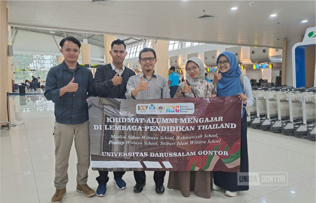 Empat alumni UNIDA Gontor foto bersama sebelum keberangkatan ke Thailand dalam program Khidmah Alumni Mengajar.
