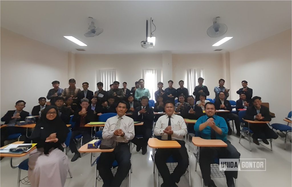 Tiga Mahasiswa Fakultas Syariah UNIDA Gontor Presentasikan Proposal Skripsi Perdana 2025