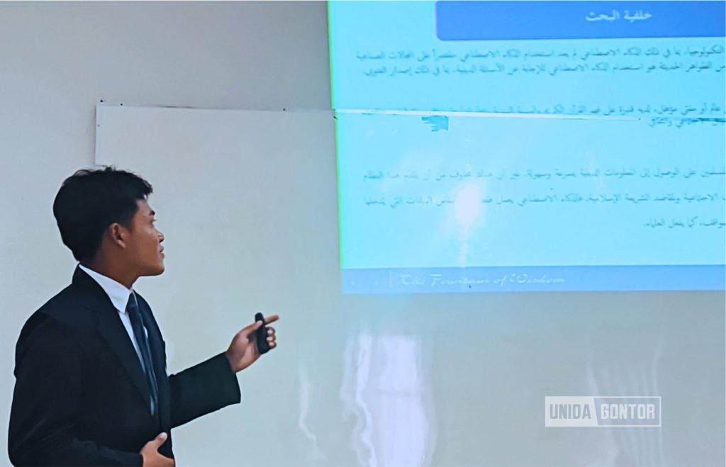 Tiga mahasiswa Fakultas Syariah UNIDA Gontor presentasi proposal skripsi di ruang seminar Gedung Terpadu lantai 4.