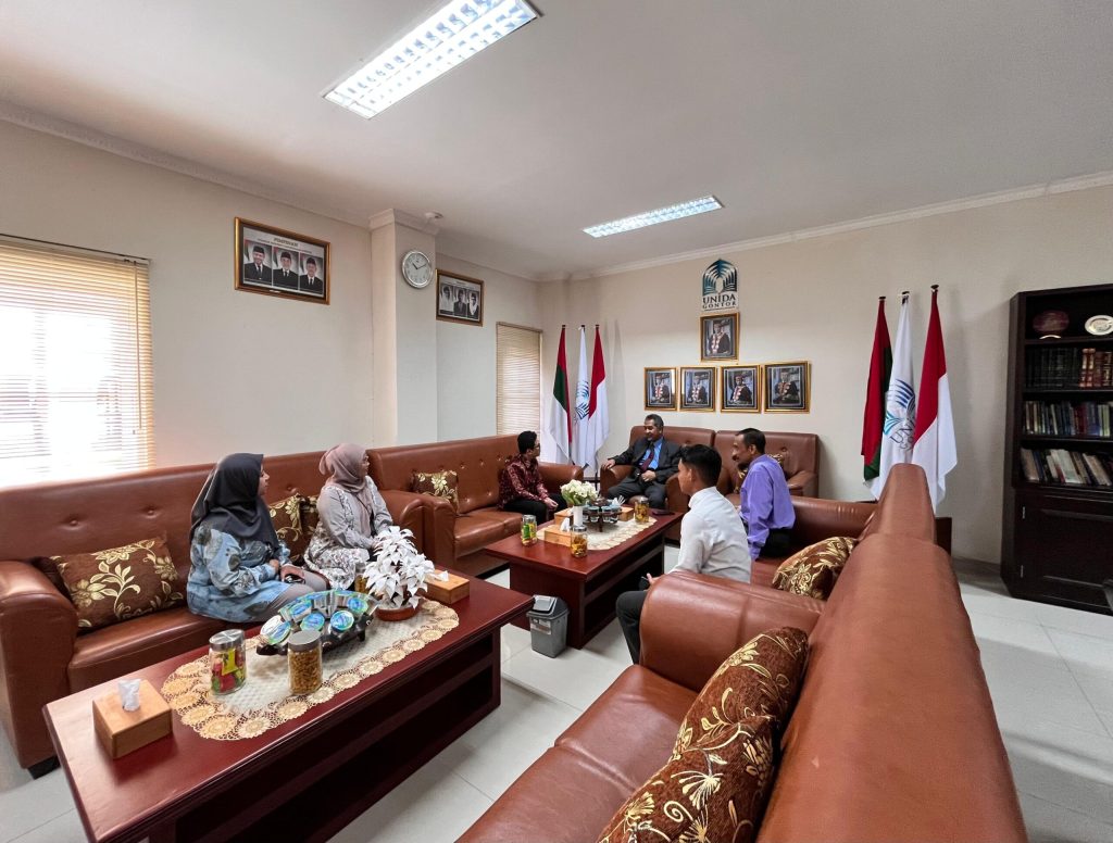Kepala Perwakilan Bank Indonesia Kediri disambut Rektor UNIDA Gontor dalam kunjungan silaturahmi dan penjajakan kerja sama.