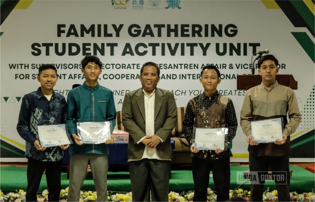 Suasana Family Gathering UKM UNIDA Gontor bersama narasumber dan mahasiswa aktif