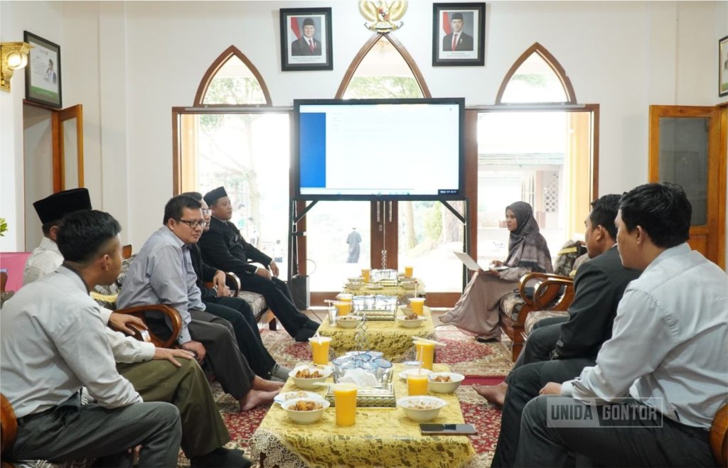 Narasumber UNIDA Gontor memberikan kuliah umum di Pondok Kelas A2 tentang kurikulum PAI dan edupreneurship