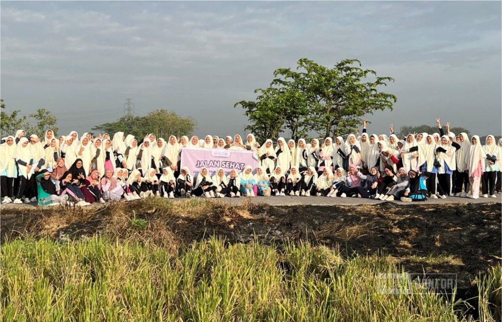 Jalan Sehat Bersama ILKES UNIDA Gontor: Bergerak untuk Sehat, Wujudkan Mahasiswi Kuat