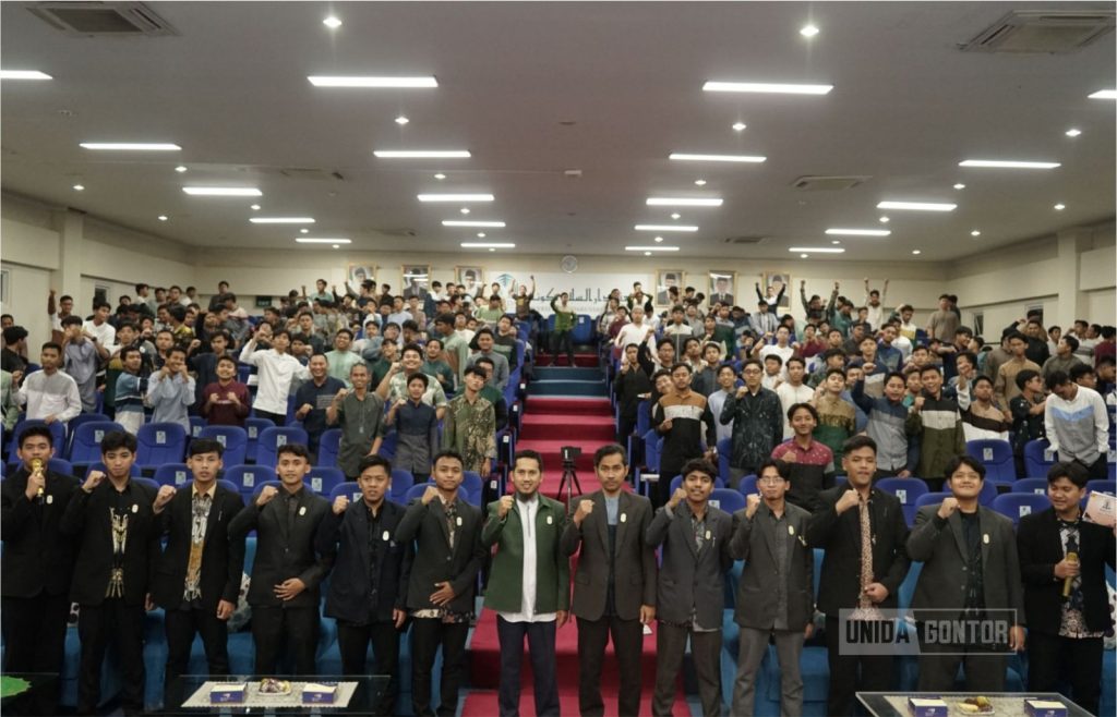 Mahasiswa UNIDA Gontor mengikuti Grand Launching komunitas bahasa Al-Hikmah di Hall Gedung Terpadu