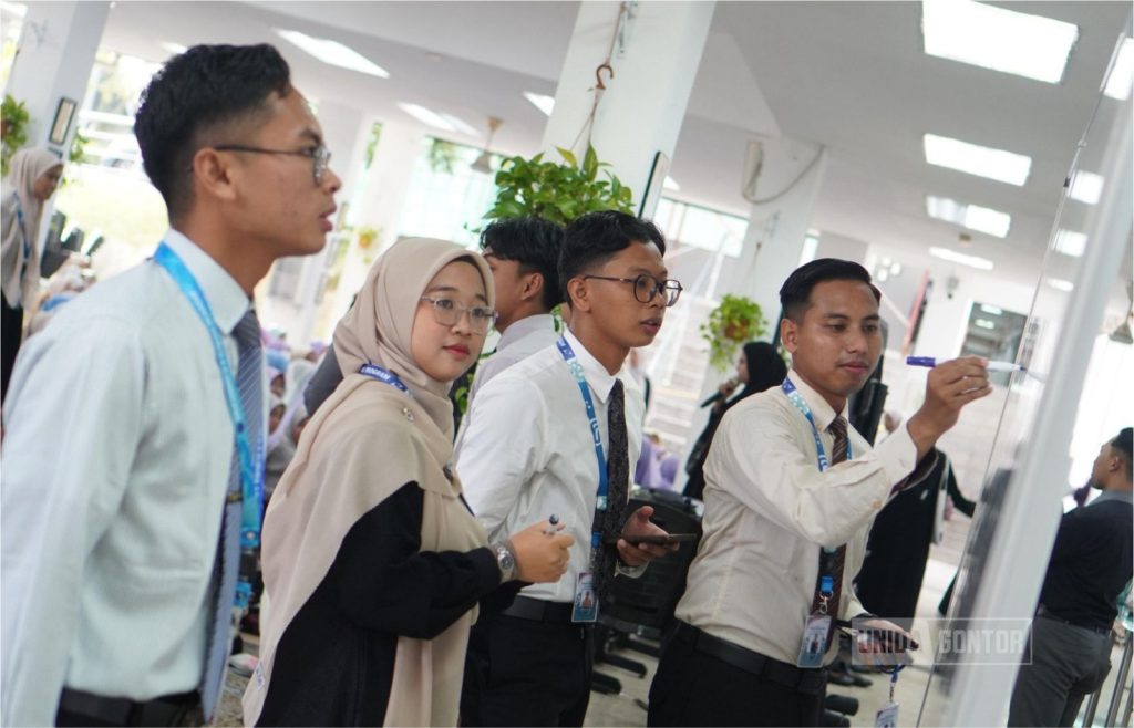 Mahasiswa UNIDA Gontor mengikuti Mukhoyam Arabiy di Malaysia, tampil dalam pentas seni berbahasa Arab dan kegiatan Souq Arabiy.