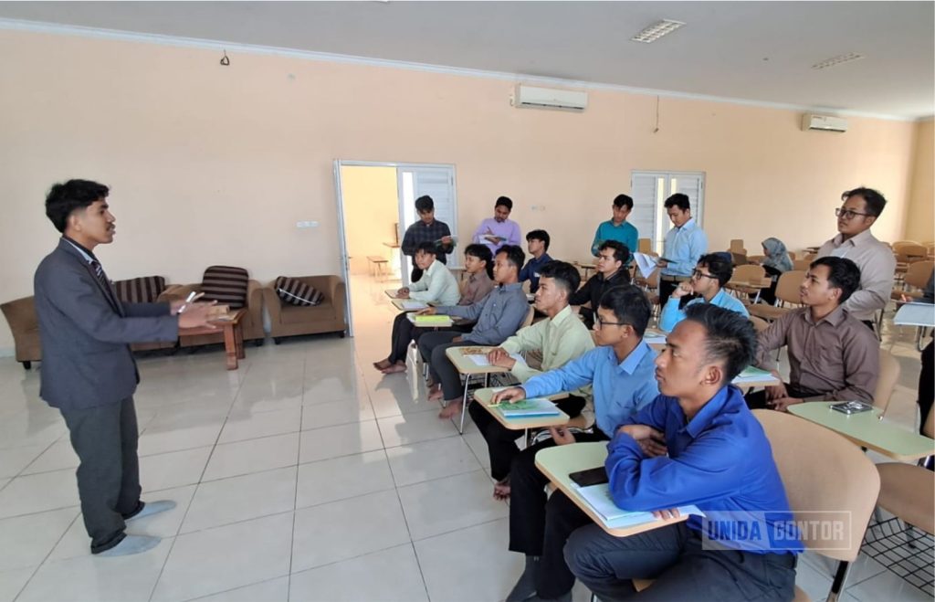 Mahasiswa Prodi PBA UNIDA Gontor mengikuti Tarbiyah Amaliyah Perdana sebagai latihan mengajar di Hall Gedung Siroh