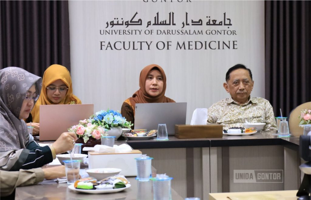 Suasana kegiatan Refreshing Akreditasi Fakultas Kedokteran UNIDA Gontor bersama narasumber dari Fakultas Kedokteran UM Surabaya.