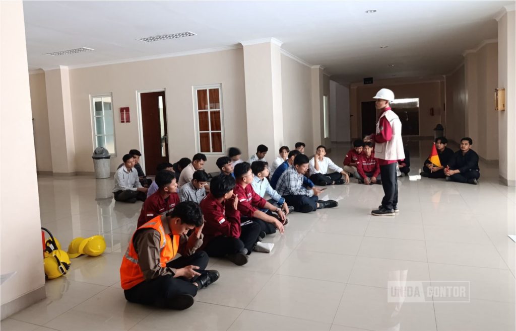 Mahasiswa Prodi K3 UNIDA Gontor ikuti simulasi tanggap darurat kebakaran dengan praktik penggunaan APAR.