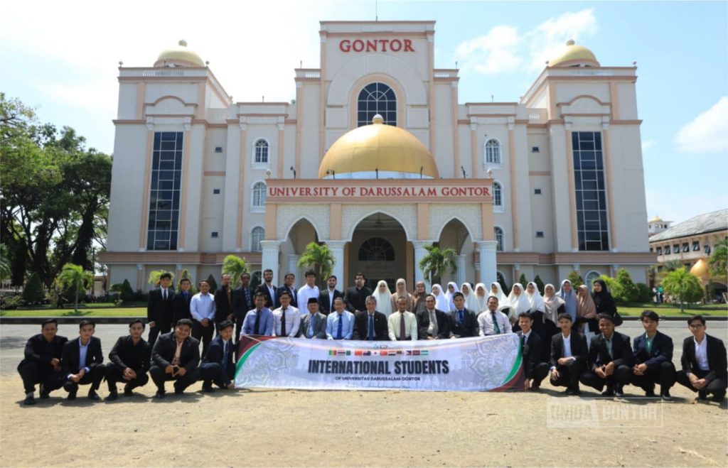 Mahasiswa asing UNIDA Gontor mengikuti Orientasi Kepondokmodernan bersama Rektor dan pimpinan universitas di Hall Senat.