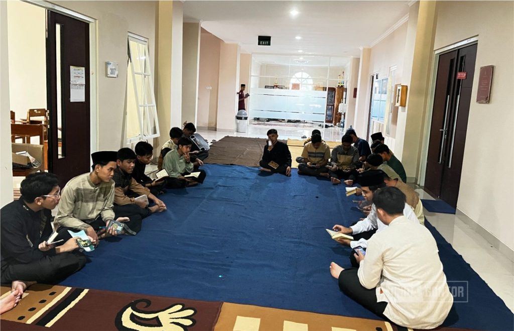 Mahasiswa UNIDA Gontor mengikuti Kajian Karomah PAI untuk meningkatkan fokus hafalan Al-Qur’an di Gedung Terpadu.