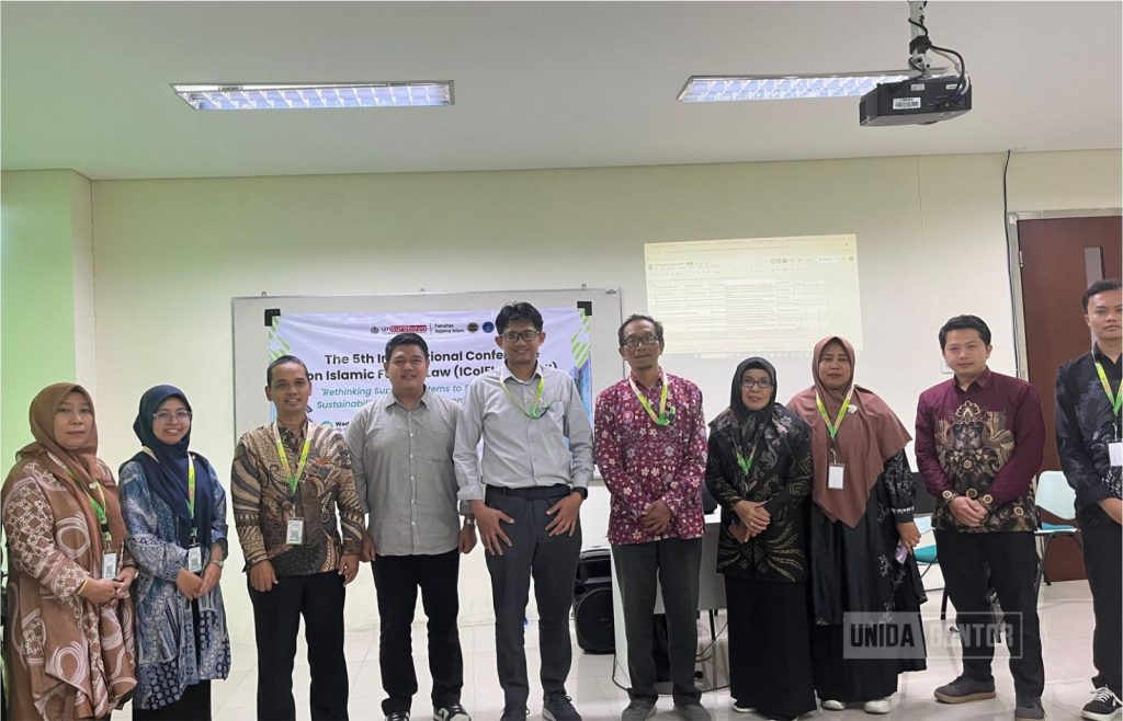 Delegasi UNIDA Gontor mempresentasikan artikel hukum keluarga Islam pada ICOIFL 2025 di Universitas Muhammadiyah Surabaya.