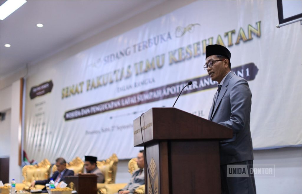 Kegiatan Sumpah Apoteker Periode I Universitas Darussalam (UNIDA) Gontor di Ponorogo, diikuti 19 peserta dan dihadiri tokoh penting.