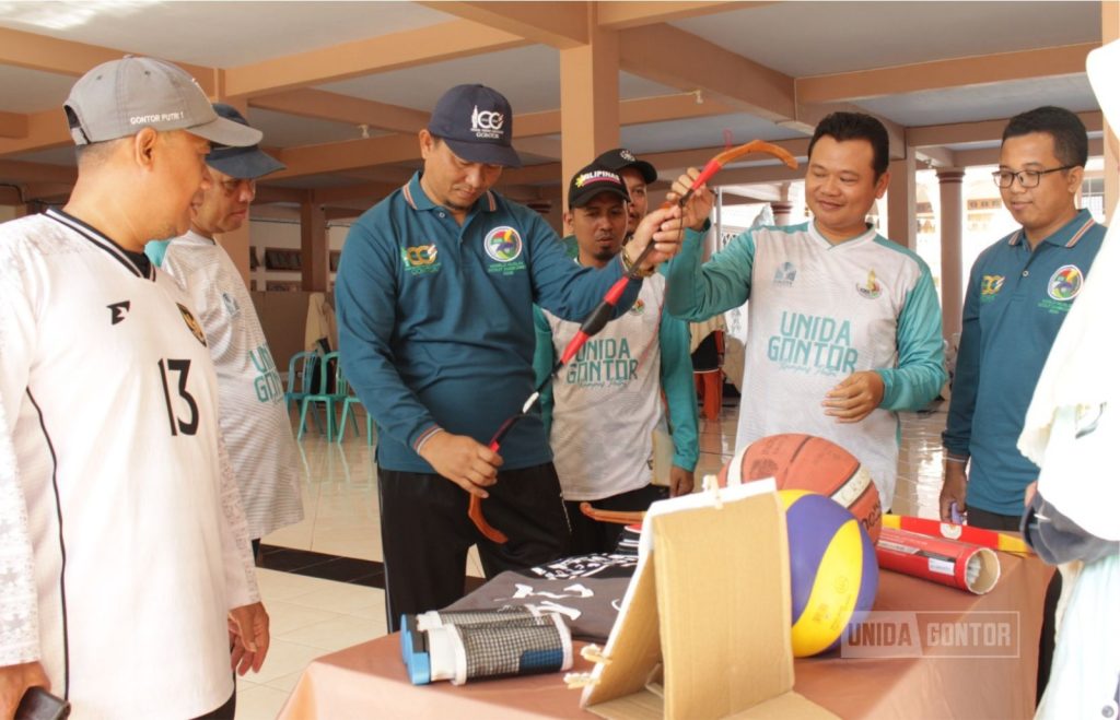 Opening Ceremony UKM Week 2025 UNIDA Gontor Kelas C di Lapangan Uzbekistan dengan parade band, expo UKM, dan semangat kreativitas mahasiswi.