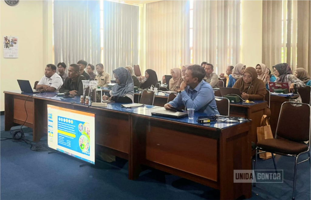 Tim UNIDA Gontor mengikuti Monitoring dan Evaluasi Internal Pengabdian Masyarakat DPPM Kemendiktisaintek 2025 di Universitas Muhammadiyah Ponorogo.