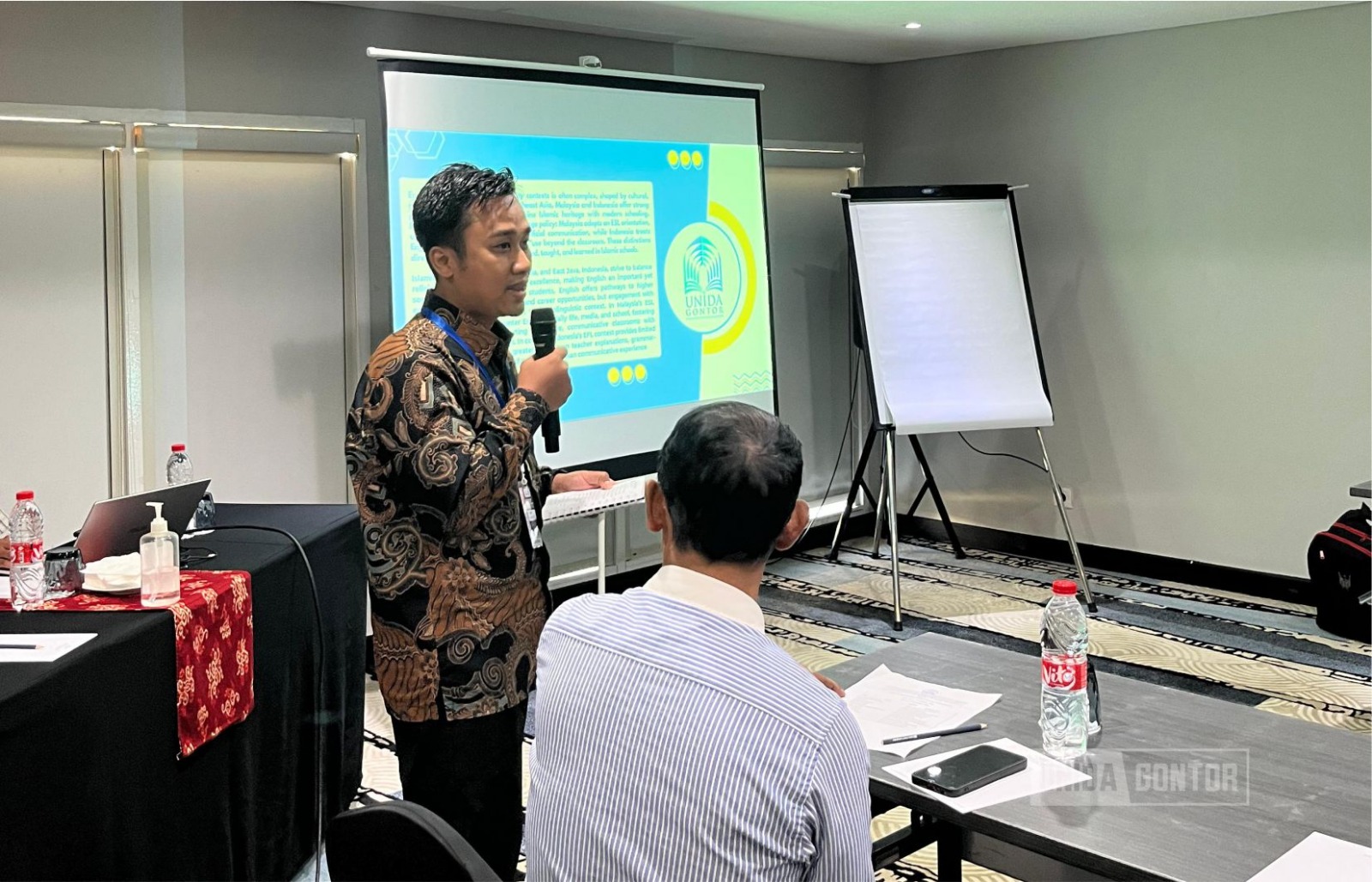 Foto dosen UNIDA Gontor Aries Fachriza sebagai pembicara dalam International Conference & Annual Business Meeting APSPBI 2025 di Bali.