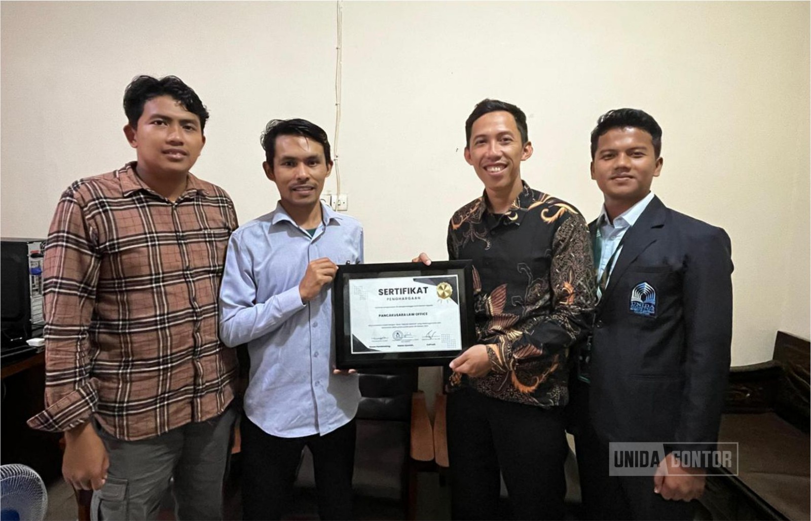 Pemberian Cinderamata ke LKPH Malang