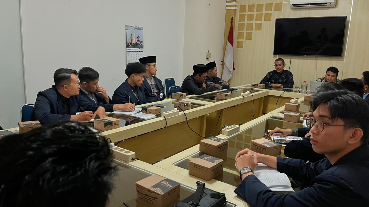 Mahasiswa Prodi Aqidah dan Filsafat Islam UNIDA Gontor mengikuti Studi Pengayaan Lapangan di Yogyakarta—kunjungan ke Diva Press, Pondok Tetirah Dzikir, dan Pusat Tarjih Muhammadiyah—dibimbing dua dosen.