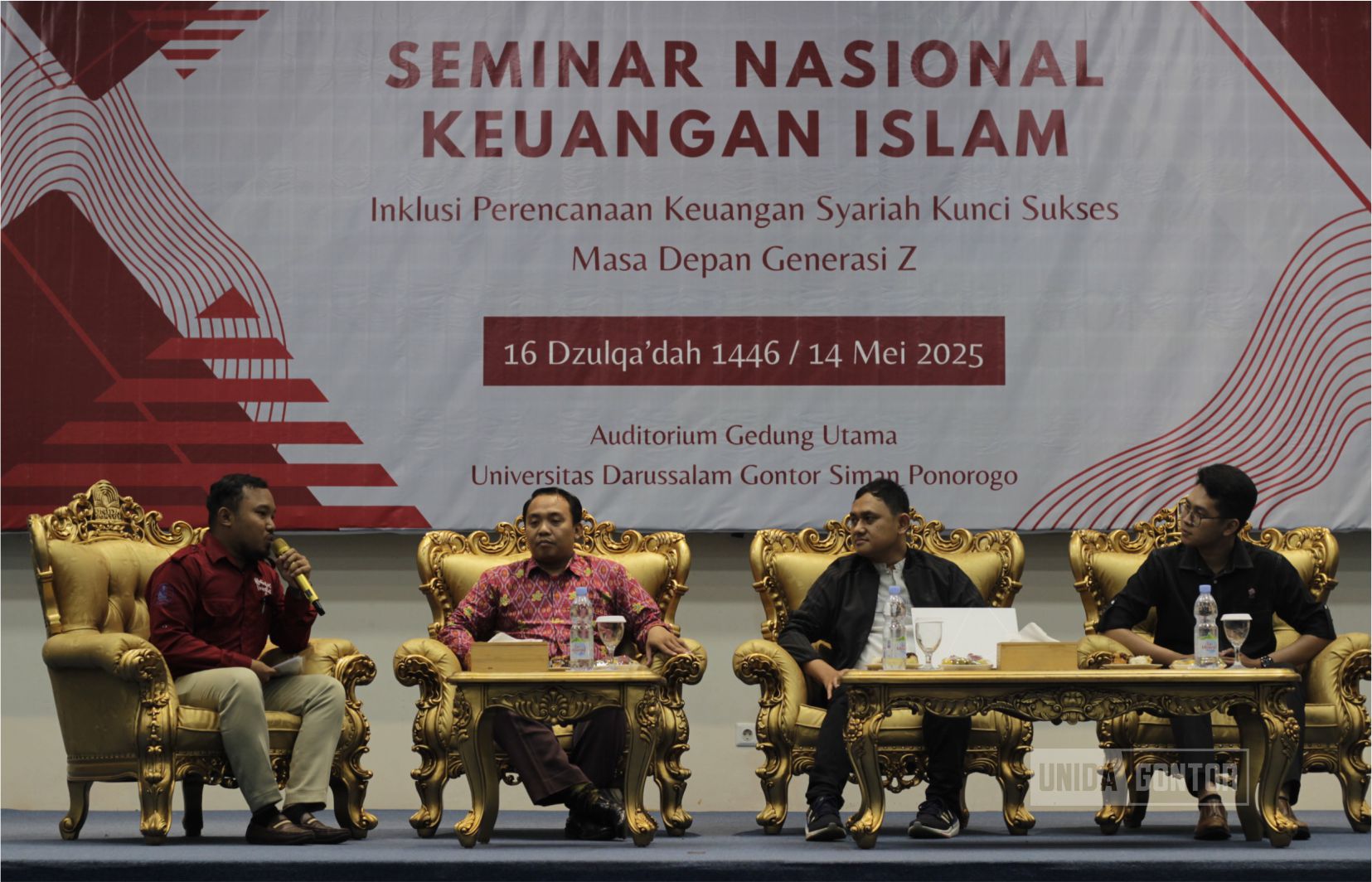 “Seminar Keuangan Syariah UNIDA Gontor menghadirkan OJK Kediri dan BEI Jateng 2; mahasiswa Gen Z antusias mengikuti sesi diskusi di aula kampus.”