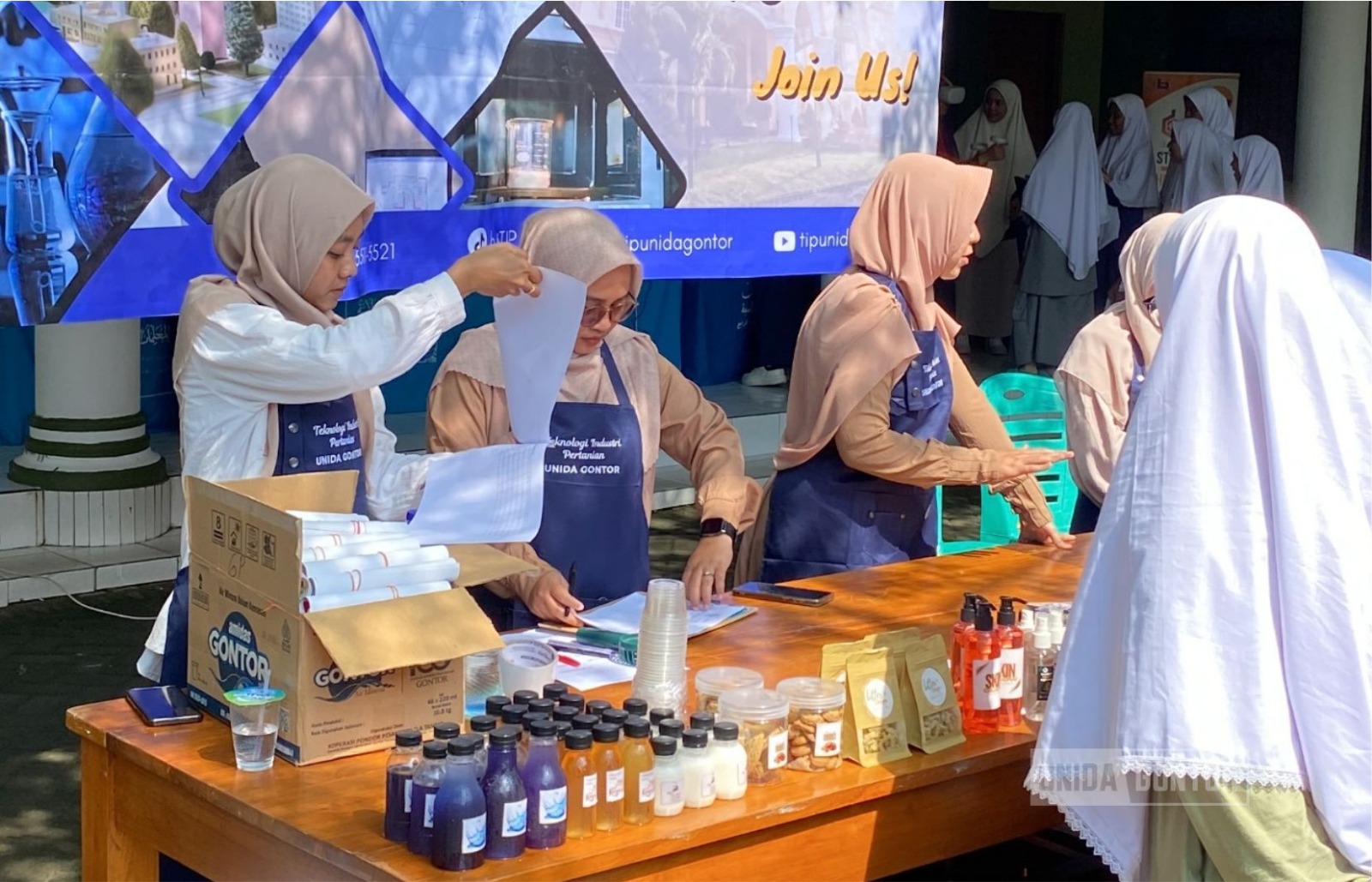 Santriwati PMDG Putri Kampus 4 mengunjungi stand Expo Fakultas Sains dan Teknologi UNIDA Gontor, melihat karya Agroteknologi, Informatika, dan TIP.