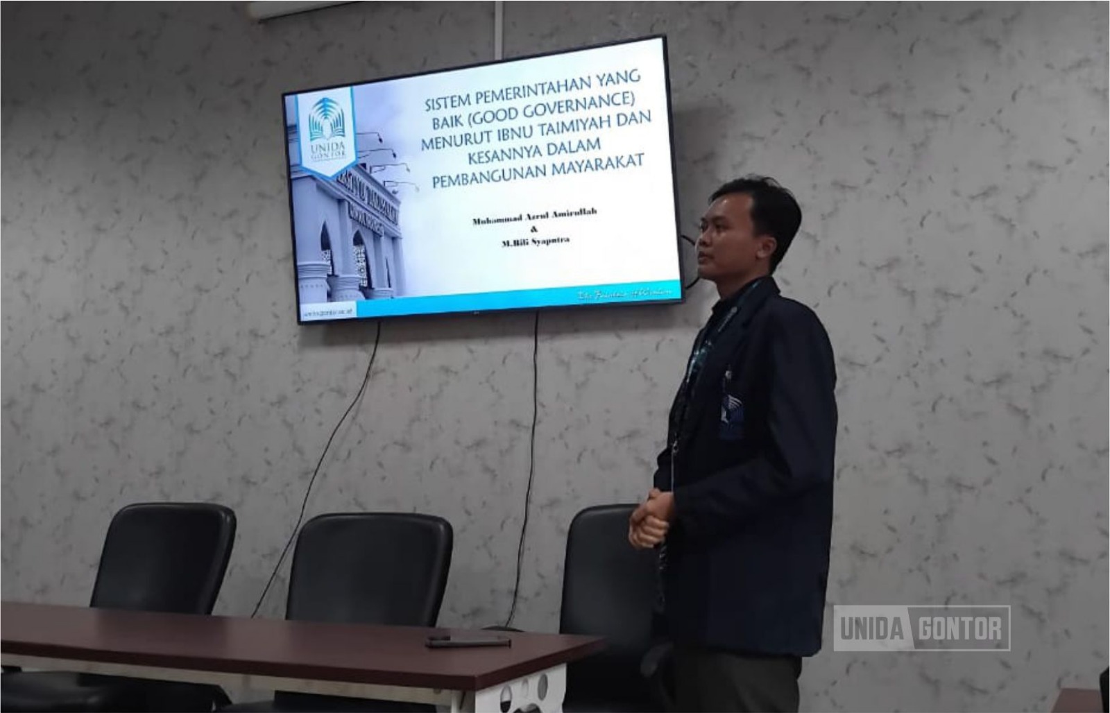 Mahasiswa UNIDA Gontor Muhammad Azrul Amirullah mempresentasikan penelitian konsep Good Governance Ibnu Taimiyyah pada konferensi internasional di UIN Maulana Malik Ibrahim Malang.