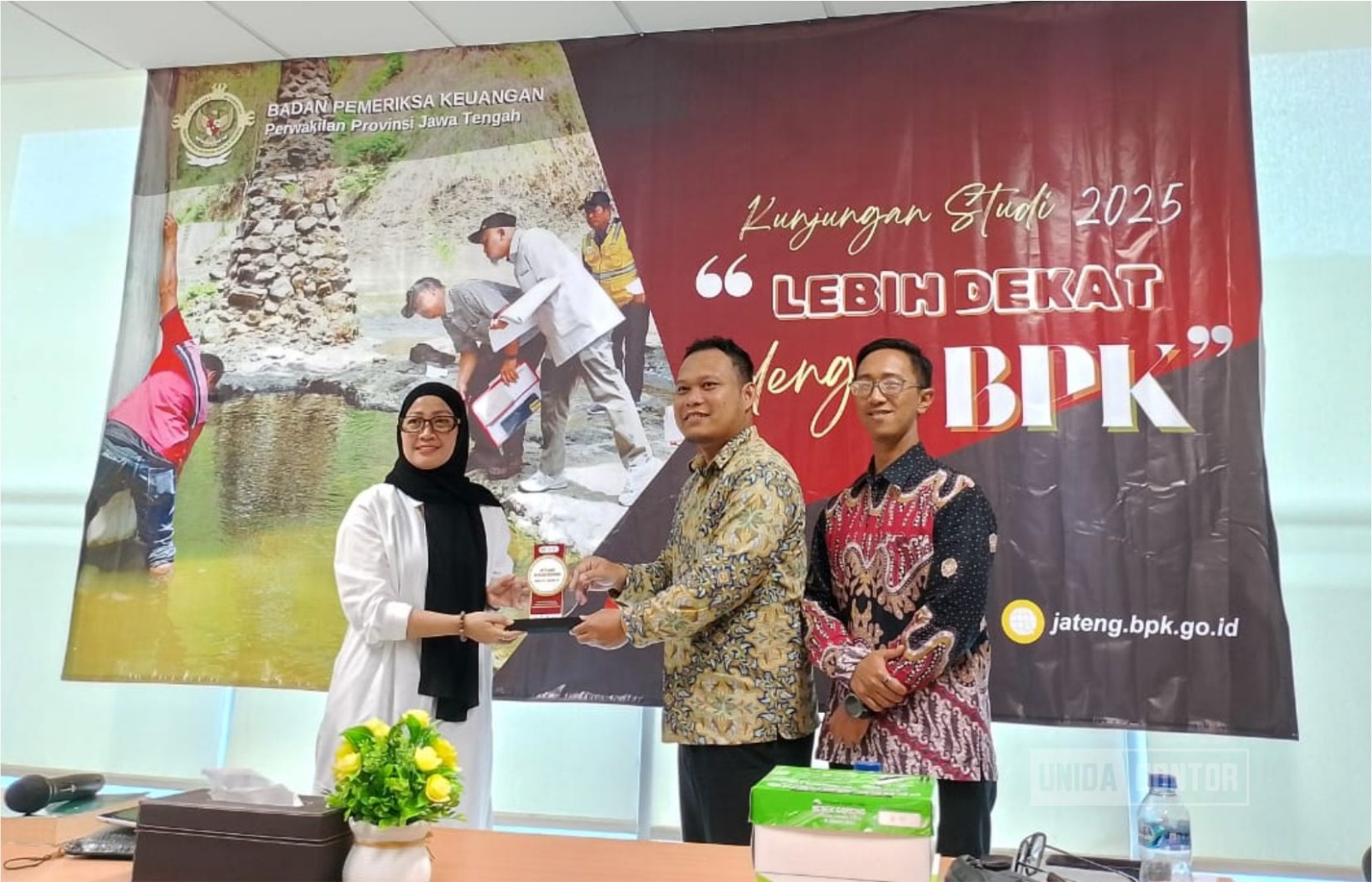 Mahasiswi Ekonomi Islam UNIDA Gontor studi ke BPK RI Perwakilan Jawa Tengah, diterima Kepala Subbagian Humas Siti Rahmawati Arifah di Semarang.