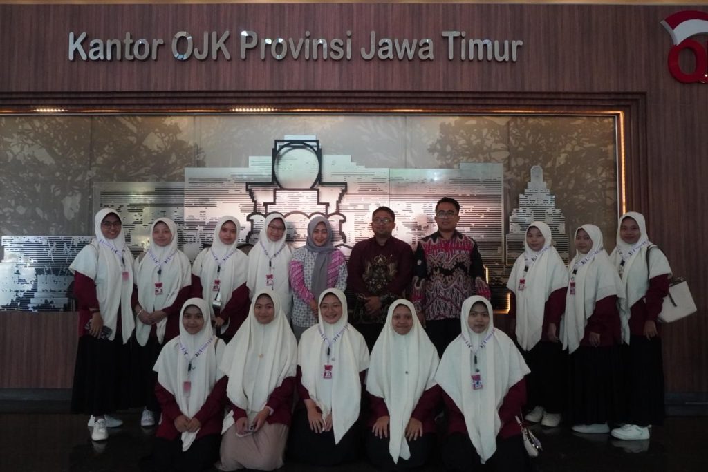 Mahasiswi Ekonomi Islam UNIDA Gontor Perkuat Edukasi Keuangan Digital di OJK Jatim