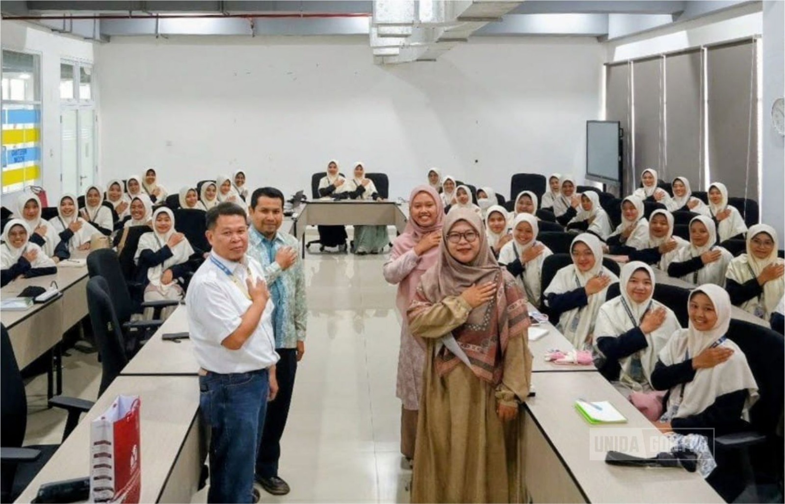 Mahasiswi IQT UNIDA Gontor mengikuti SPL di BRIN Bogor, menyimak paparan riset tanaman endemik dan meninjau laboratorium genom serta greenhouse.
