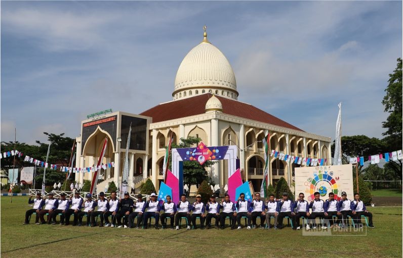 Rektor dan panitia membuka Festival UNIDA 2025 di Universitas Darussalam Gontor, diikuti mahasiswi dengan atribut kontingen.