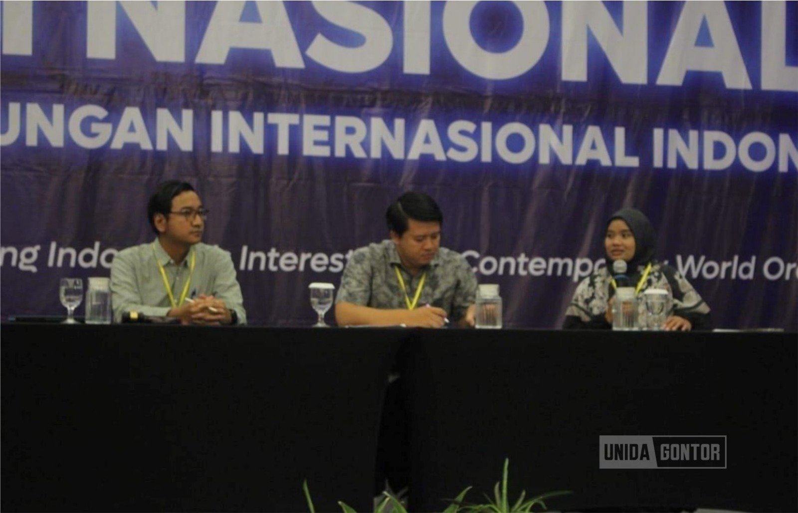 Delegasi Prodi Hubungan Internasional UNIDA Gontor berfoto saat mengikuti Konvensi Nasional XVI AIHII 2025 di UNSOED Purwokerto.