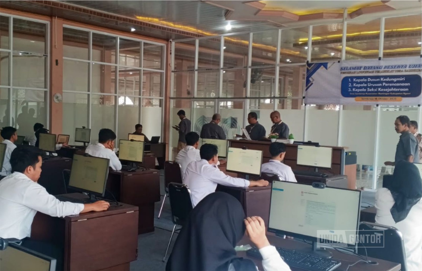 Peserta mengikuti Tes Kompetensi Calon Perangkat Desa Sambirejo di Lab CBT UNIDA Gontor Kelas C dengan sistem ujian berbasis komputer.