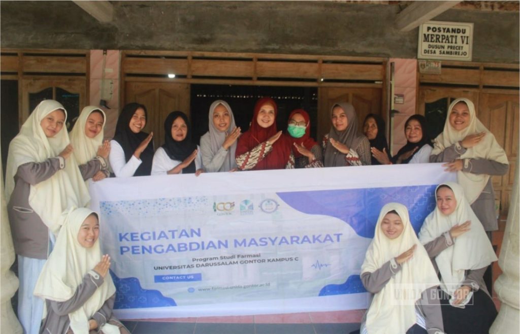 Mahasiswi Farmasi UNIDA Gontor Edukasi Low Back Pain untuk Lansia Petani