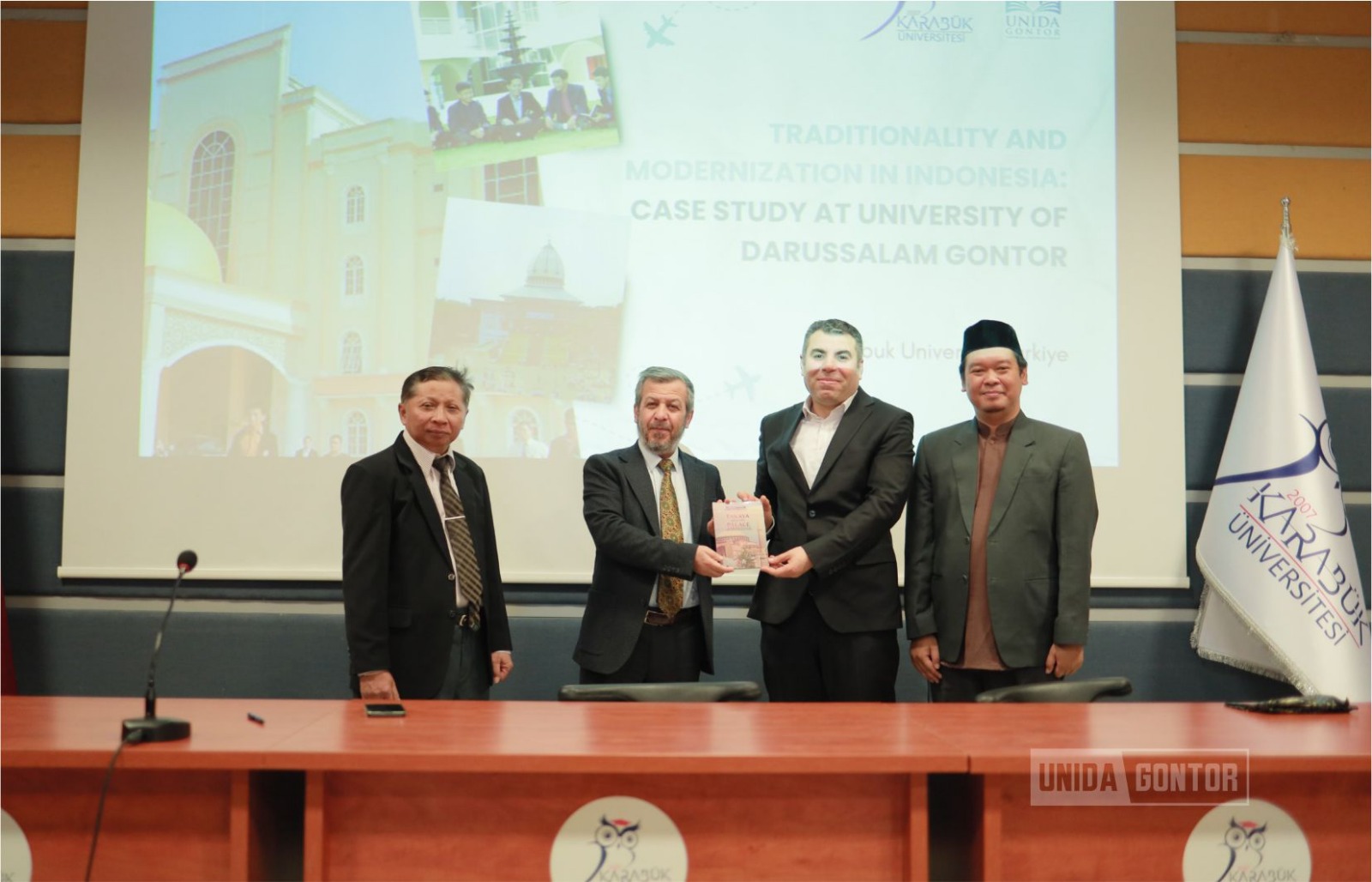 Foto bersama peserta dan pemateri Seminar Internasional UNIDA Gontor di Karabük University, Türkiye.