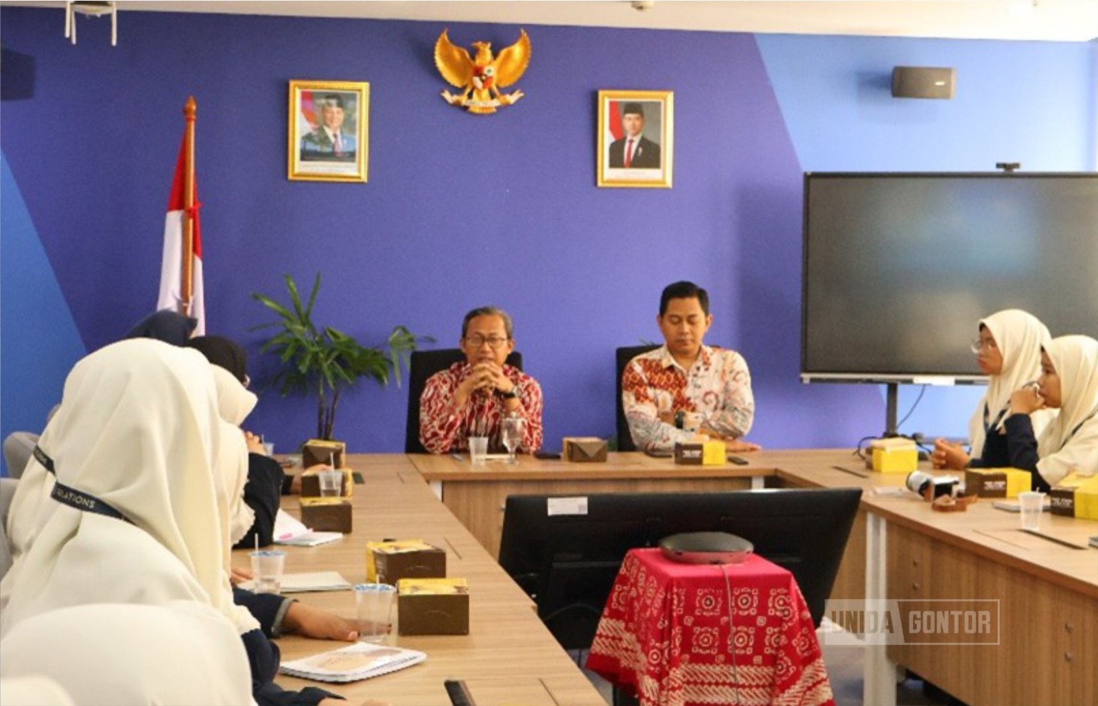 Mahasiswi HI UNIDA Gontor Kelas C kunjungi Direktorat Diplomasi Publik Kemenlu RI, berdiskusi soft power dan diplomasi publik.