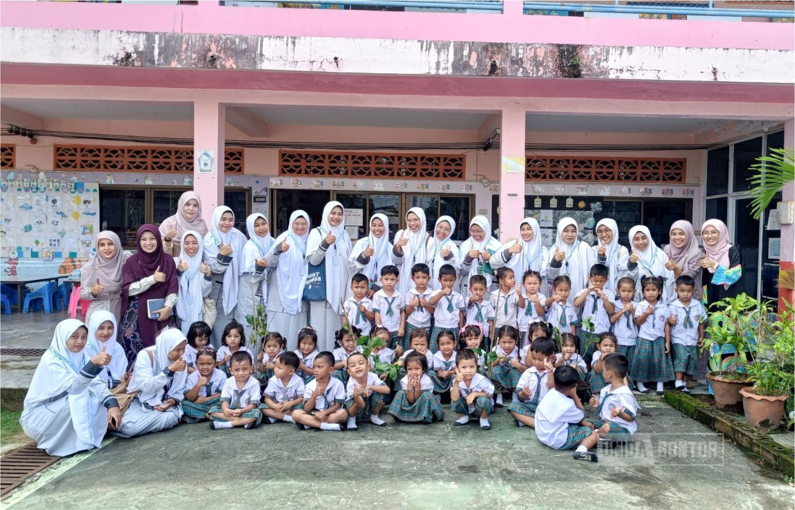 Mahasiswi Fakultas Tarbiyah UNIDA Gontor melaksanakan PPL Internasional di Saiburi Islam Wittaya School, Pattani, Thailand.