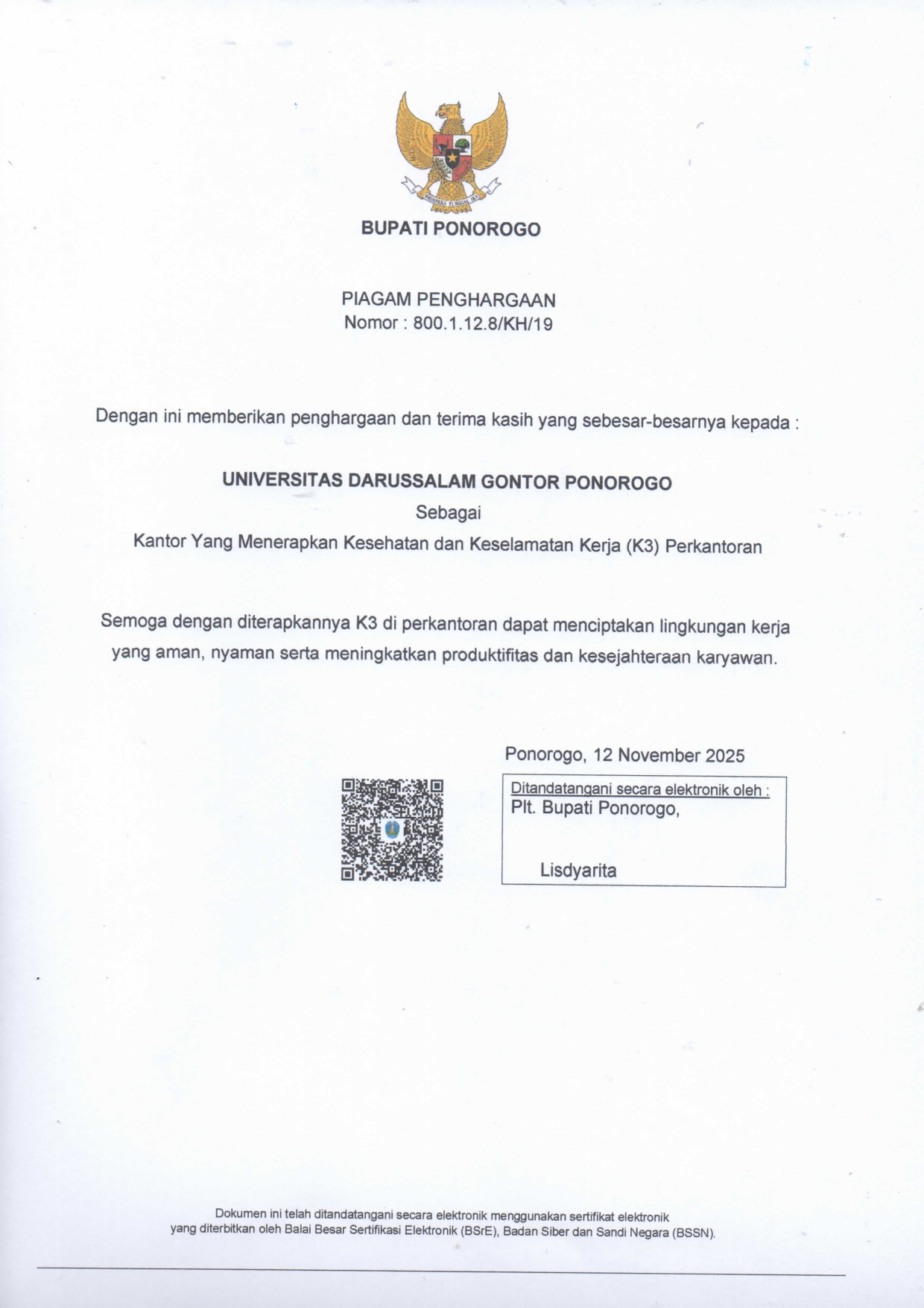 Dr. Sisca Mayang Phuspa menerima penghargaan Pemkab Ponorogo untuk UNIDA Gontor atas penerapan K3 perkantoran.