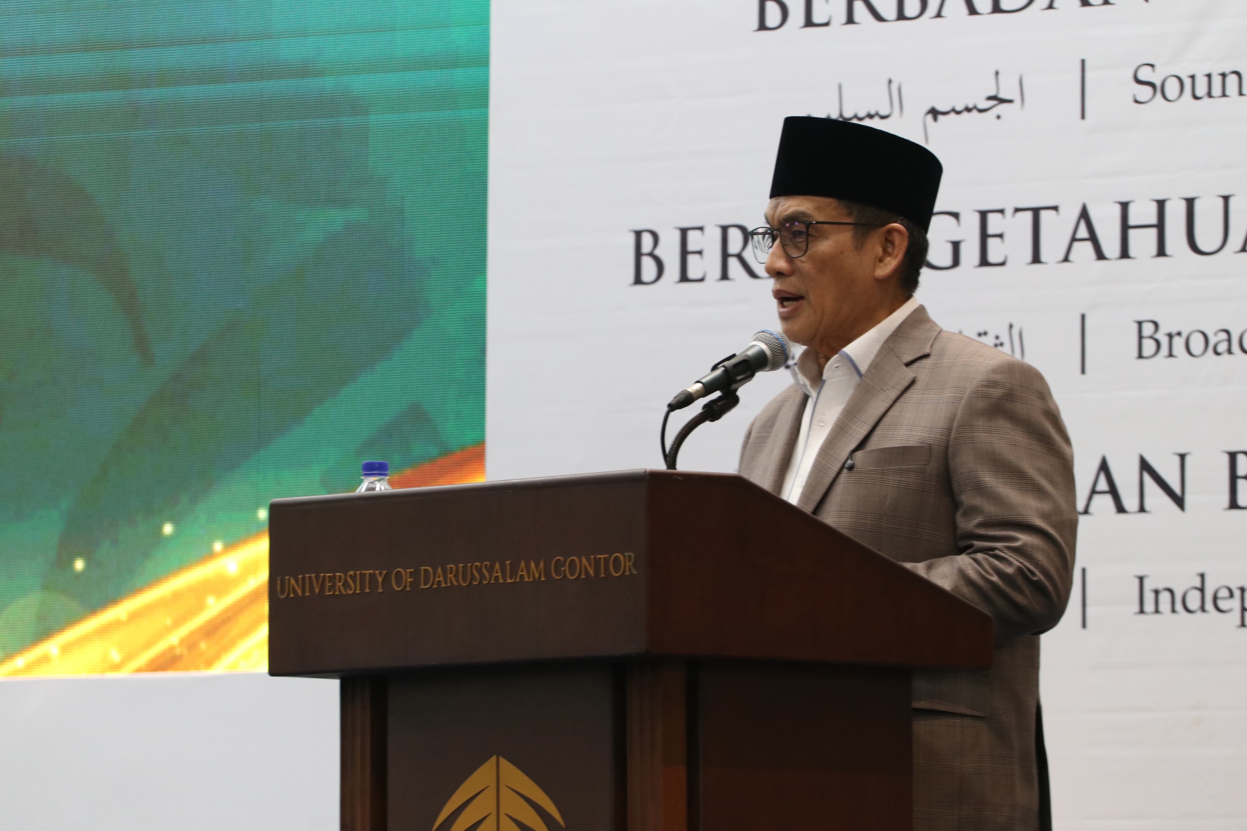 Wakil Menteri Agama RI menutup Muktamar Internasional Bahasa Arab di Hall UNIDA Gontor.