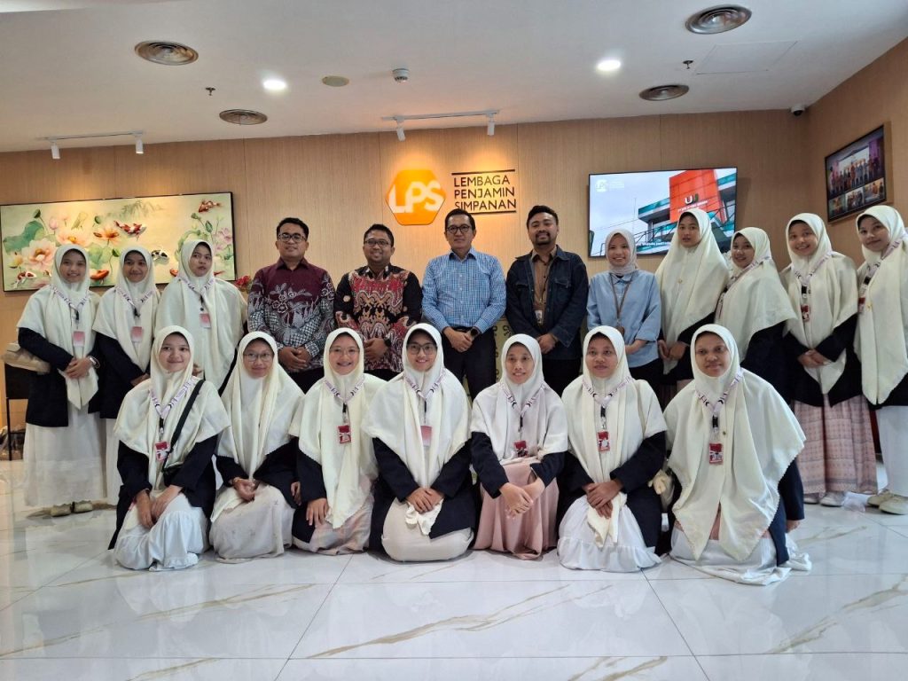Sit in Class Mahasiswi Ekonomi Islam UNIDA Gontor di LPS Surabaya II