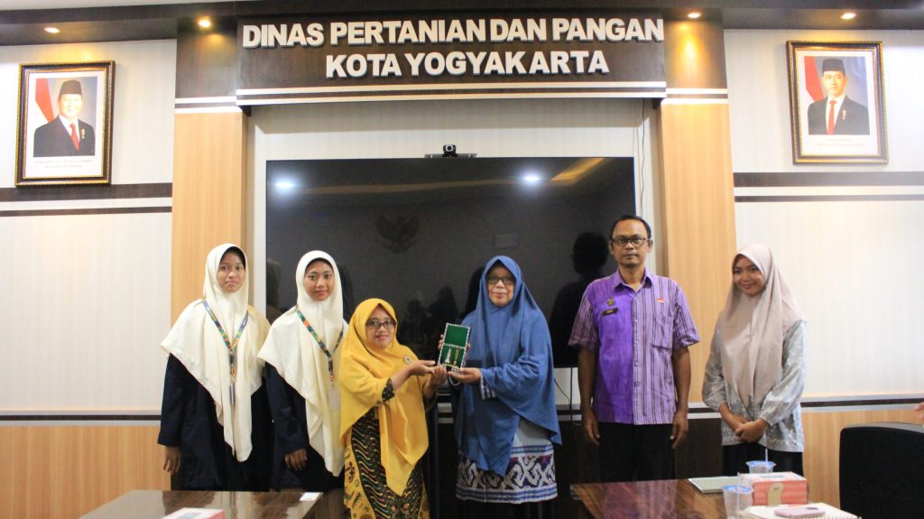 Mahasiswi Agroteknologi UNIDA Gontor Studi Akademik di Kebun Plasma Nutfah Pisang Yogyakarta