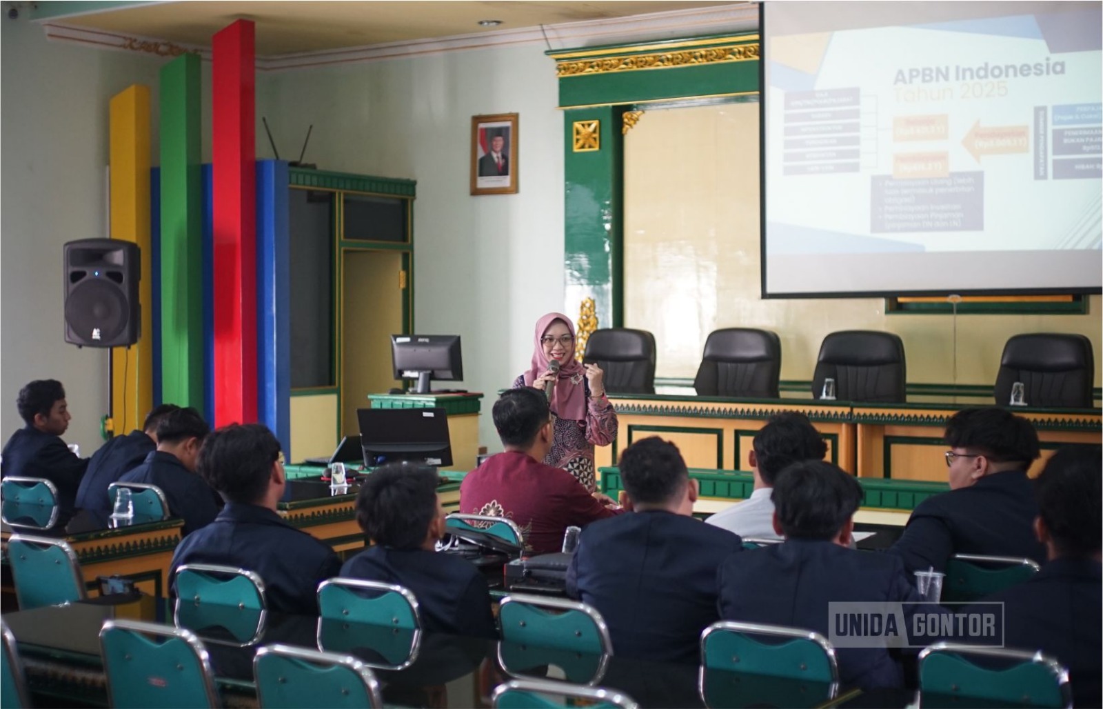 Mahasiswa HES UNIDA Gontor mengikuti sesi pemaparan studi akademik tentang profesi konsultan pajak di PT Cipta Sarana Cendekia Malang.