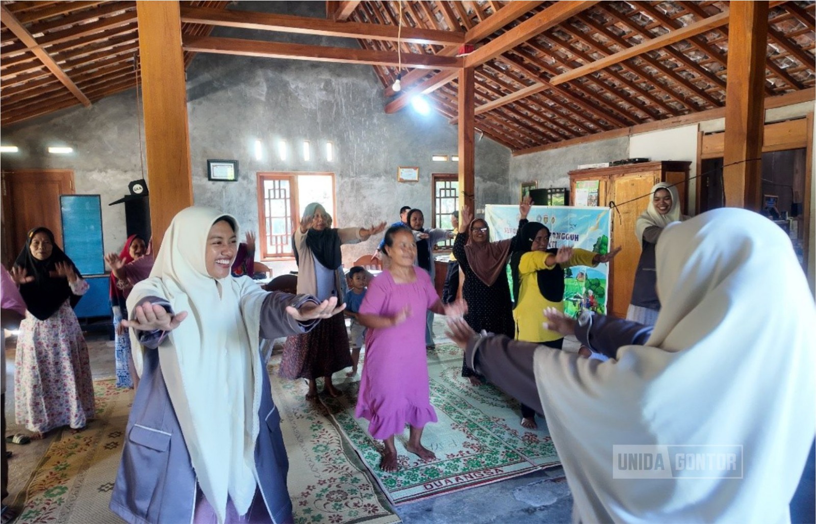 Mahasiswi Farmasi UNIDA Gontor Putri mengedukasi lansia tentang pencegahan hipertensi di Posyandu Merpati 4 Desa Sambirejo.