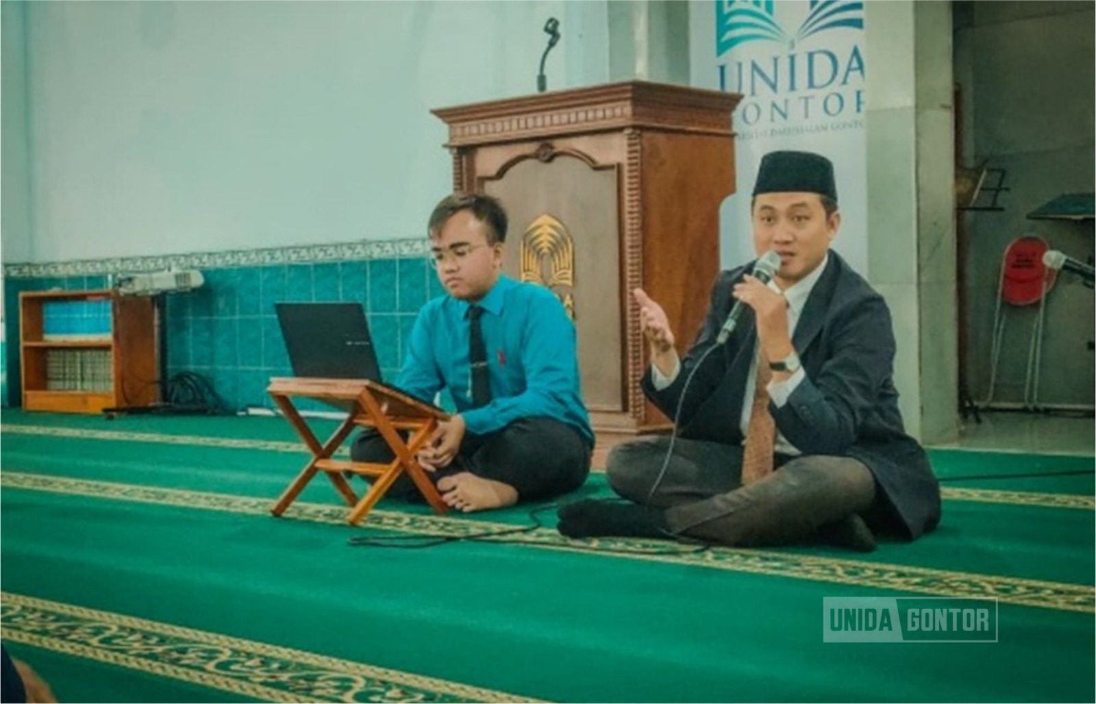 Mahasiswa Fakultas Humaniora UNIDA Gontor mengikuti Sharing Session ‘Faith Meets Campus’ di Masjid Jami’ UNIDA Gontor.