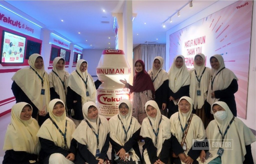 Mahasiswi HI UNIDA Gontor Perkuat Pembelajaran MNC melalui Kunjungan Industri Yakult