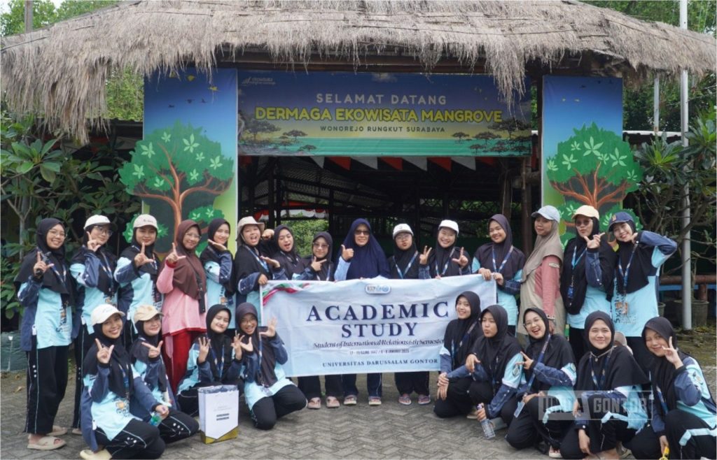 Mahasiswi HI UNIDA Gontor Konservasi Mangrove Wonorejo Surabaya melalui Program PkM