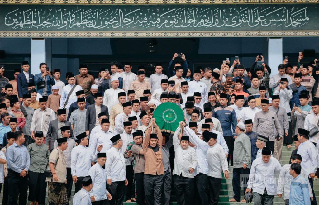 Ribuan Pelayat Iringi Pemakaman Prof. Dr. KH. Amal Fathullah Zarkasyi di Gontor