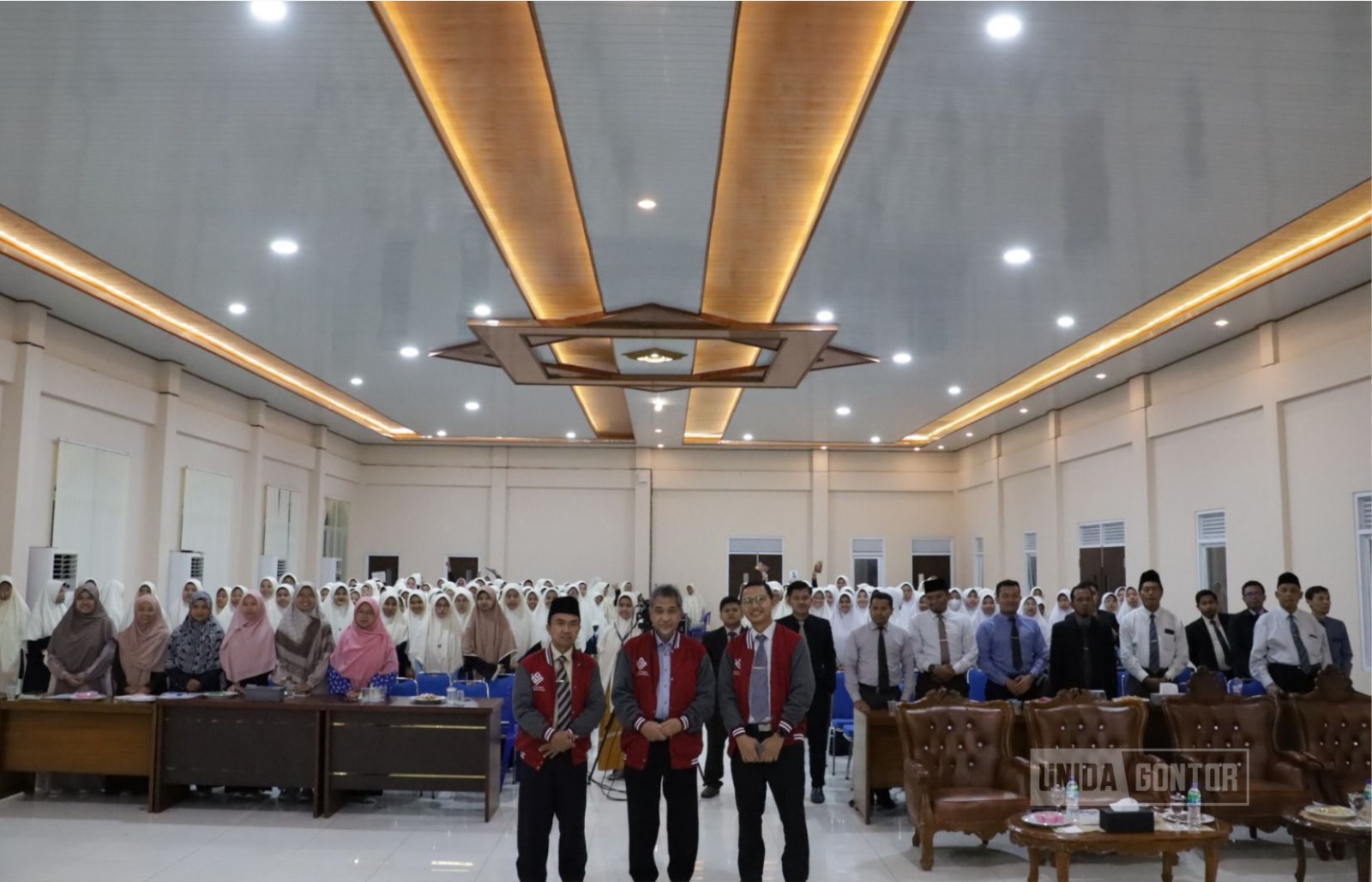 Prof. Dr. KH. Hamid Fahmi Zarkasyi menyampaikan materi pada Seminar Nasional CIOS di Istanbul Hall UNIDA Gontor Kelas C.