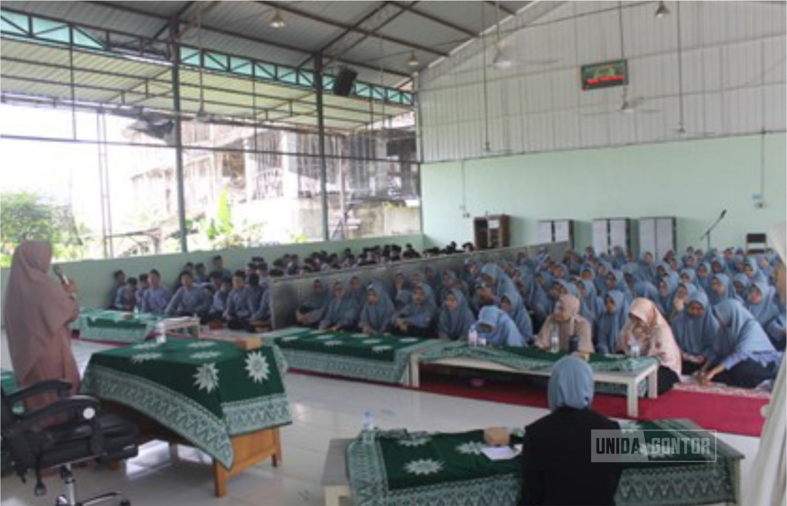 Pemateri Prodi Farmasi UNIDA Gontor menyampaikan sosialisasi PMB di SMA Trensains Muhammadiyah Sragen.